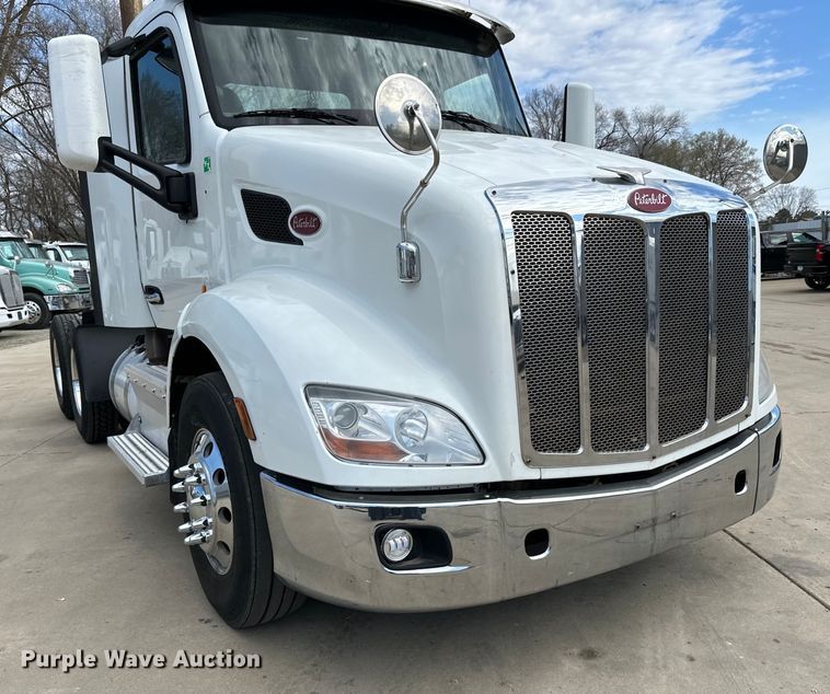 image for item LR9297 2016 Peterbilt  579 semi truck