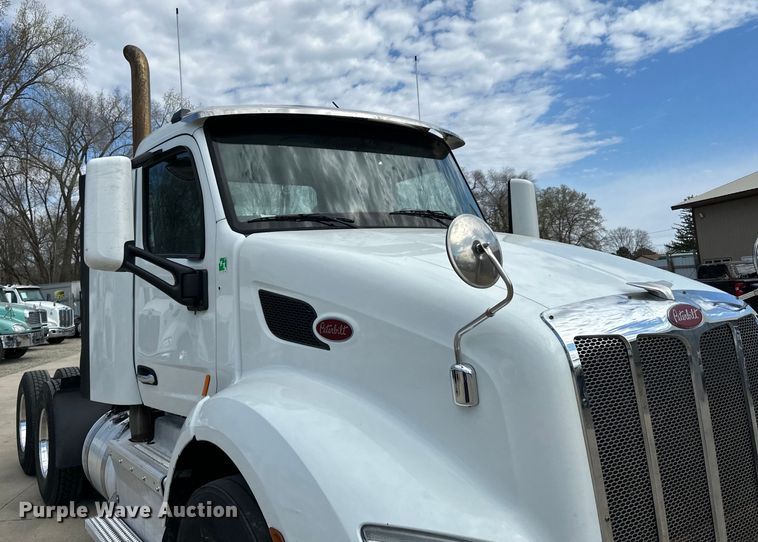image for item LR9297 2016 Peterbilt  579 semi truck