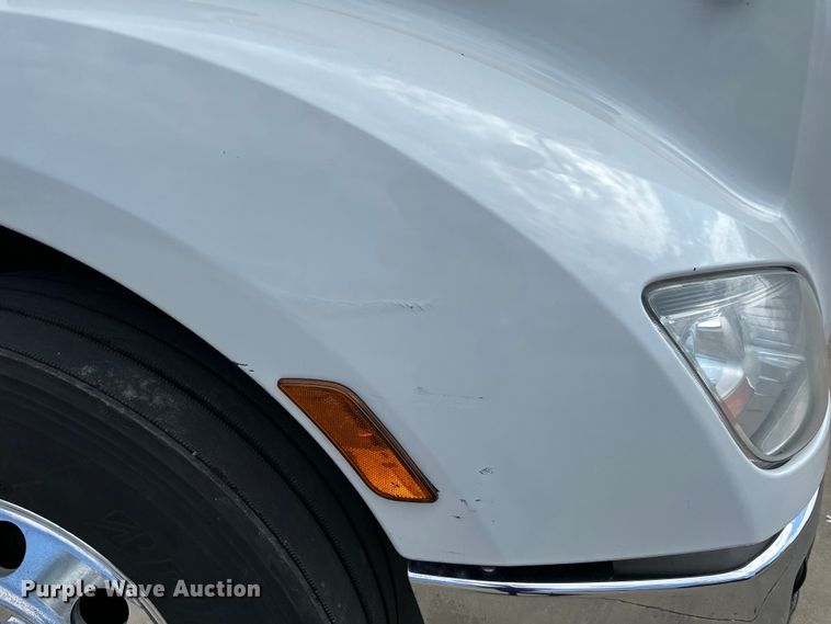 image for item LR9297 2016 Peterbilt  579 semi truck