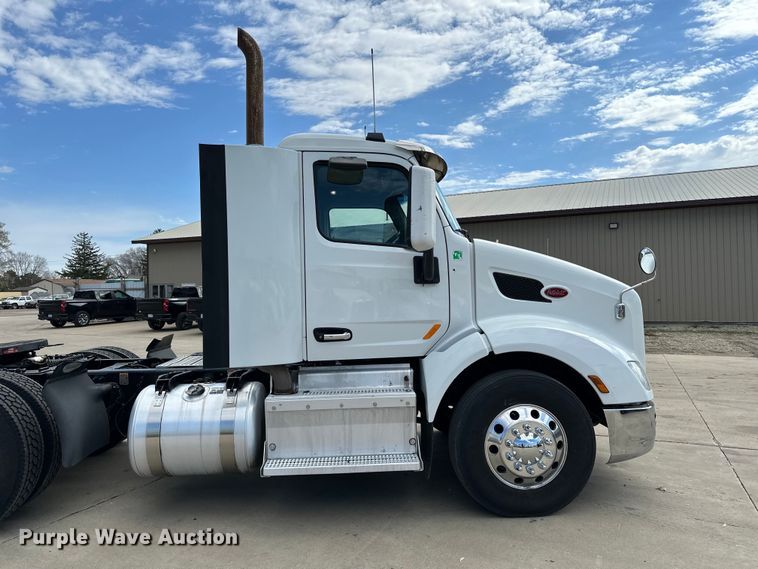 image for item LR9297 2016 Peterbilt  579 semi truck