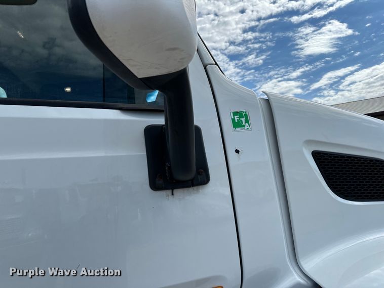 image for item LR9297 2016 Peterbilt  579 semi truck