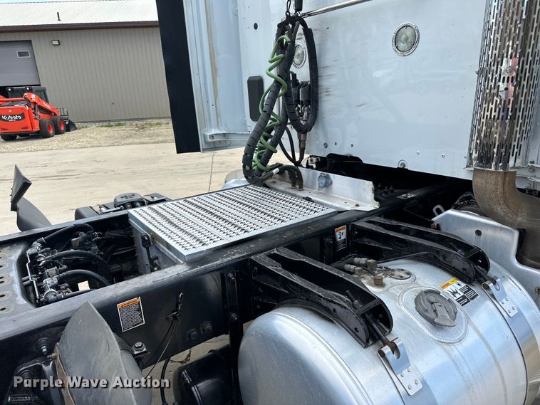 image for item LR9297 2016 Peterbilt  579 semi truck