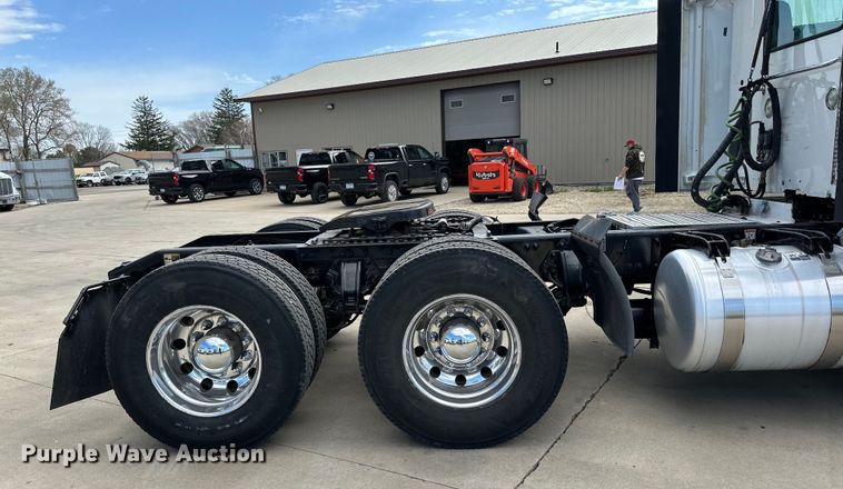 image for item LR9297 2016 Peterbilt  579 semi truck