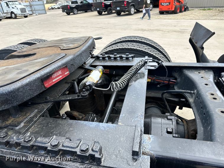 image for item LR9297 2016 Peterbilt  579 semi truck