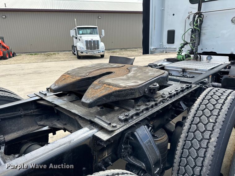 image for item LR9297 2016 Peterbilt  579 semi truck