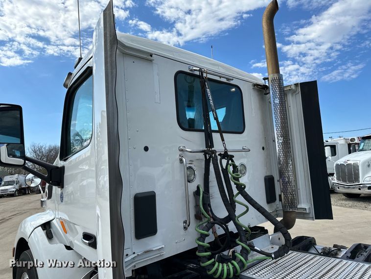 image for item LR9297 2016 Peterbilt  579 semi truck