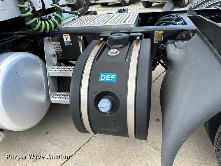 image for item LR9297 2016 Peterbilt  579 semi truck