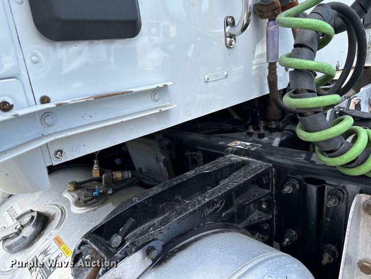 image for item LR9297 2016 Peterbilt  579 semi truck