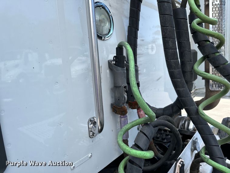 image for item LR9297 2016 Peterbilt  579 semi truck