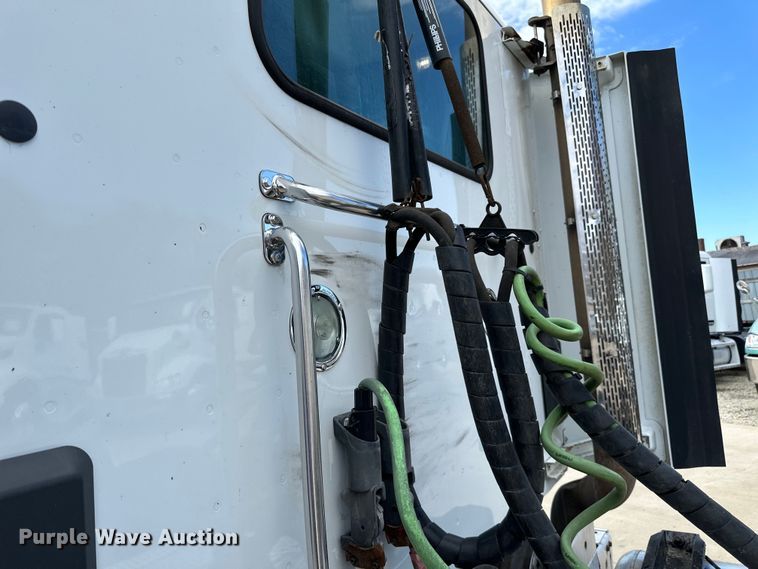 image for item LR9297 2016 Peterbilt  579 semi truck