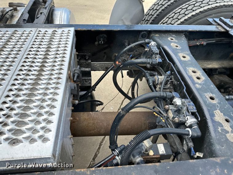 image for item LR9297 2016 Peterbilt  579 semi truck