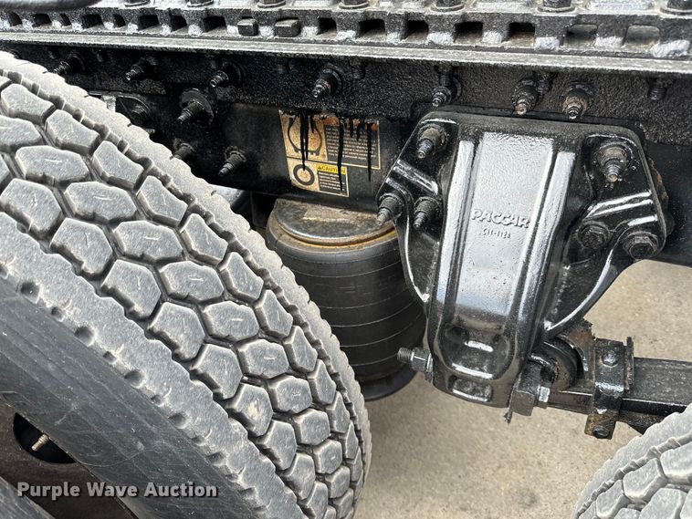 image for item LR9297 2016 Peterbilt  579 semi truck