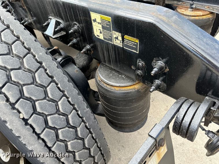 image for item LR9297 2016 Peterbilt  579 semi truck