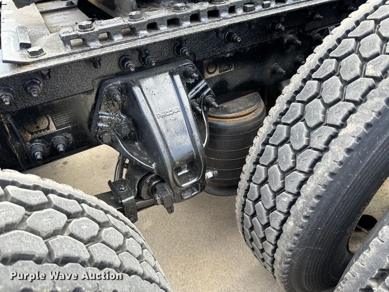 image for item LR9297 2016 Peterbilt  579 semi truck