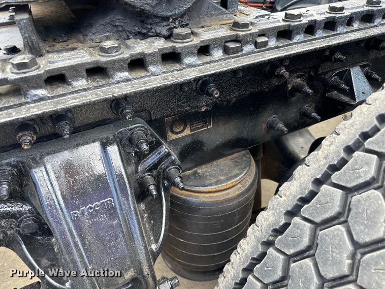 image for item LR9297 2016 Peterbilt  579 semi truck