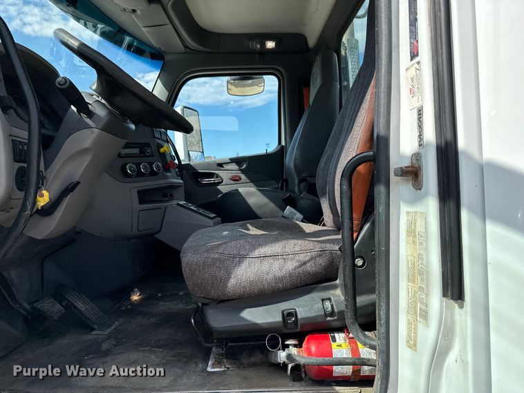 image for item LR9297 2016 Peterbilt  579 semi truck