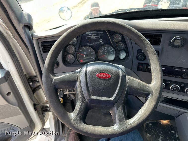image for item LR9297 2016 Peterbilt  579 semi truck