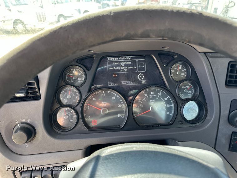 image for item LR9297 2016 Peterbilt  579 semi truck