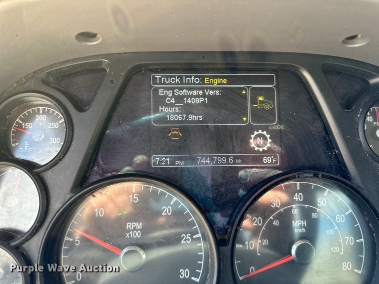 image for item LR9297 2016 Peterbilt  579 semi truck