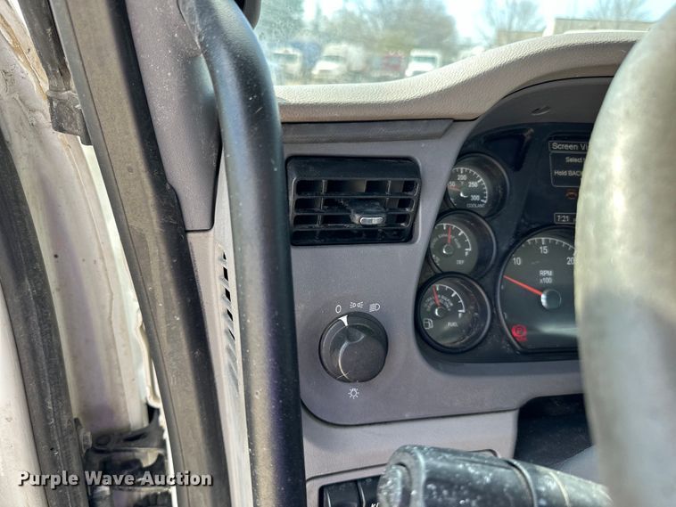 image for item LR9297 2016 Peterbilt  579 semi truck