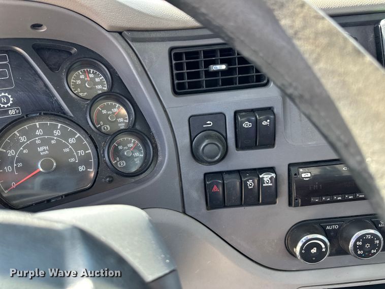 image for item LR9297 2016 Peterbilt  579 semi truck