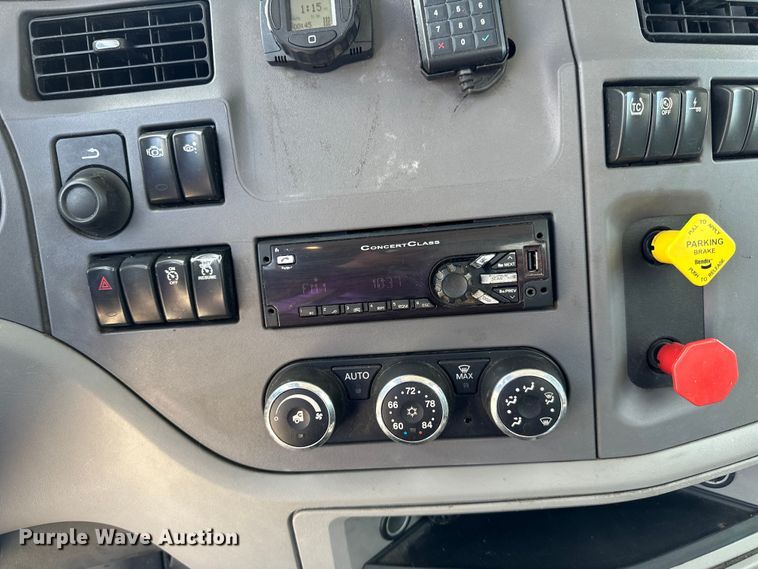 image for item LR9297 2016 Peterbilt  579 semi truck