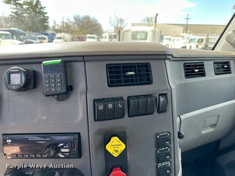 image for item LR9297 2016 Peterbilt  579 semi truck