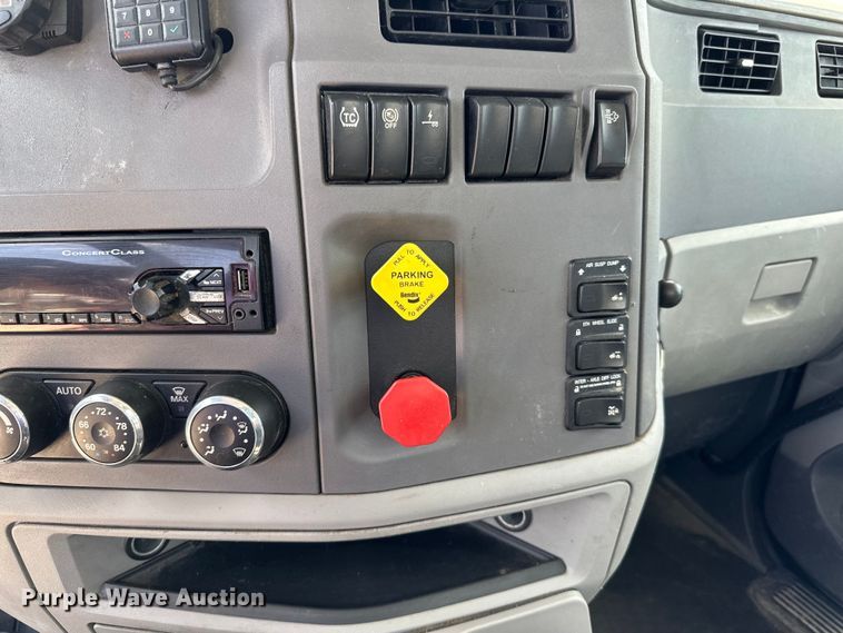 image for item LR9297 2016 Peterbilt  579 semi truck