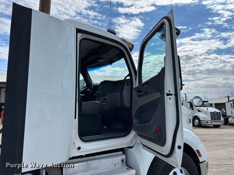 image for item LR9297 2016 Peterbilt  579 semi truck