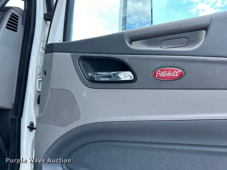 image for item LR9297 2016 Peterbilt  579 semi truck