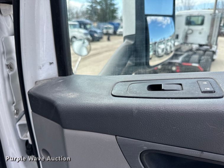 image for item LR9297 2016 Peterbilt  579 semi truck