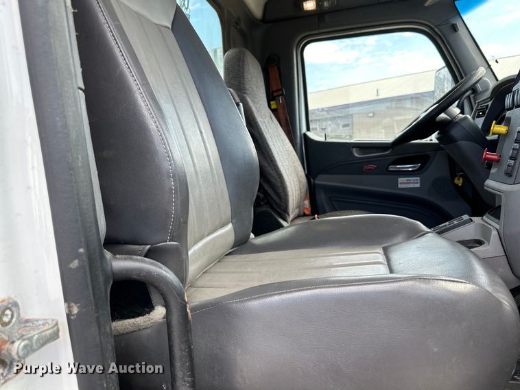 image for item LR9297 2016 Peterbilt  579 semi truck