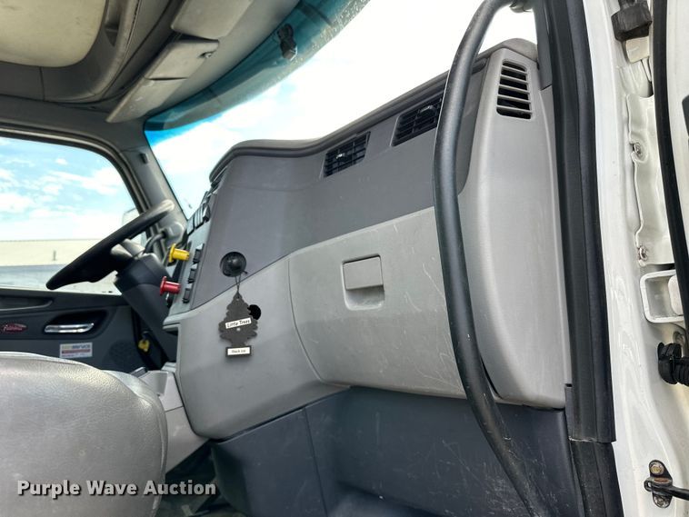 image for item LR9297 2016 Peterbilt  579 semi truck