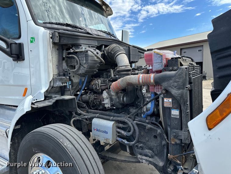 image for item LR9297 2016 Peterbilt  579 semi truck