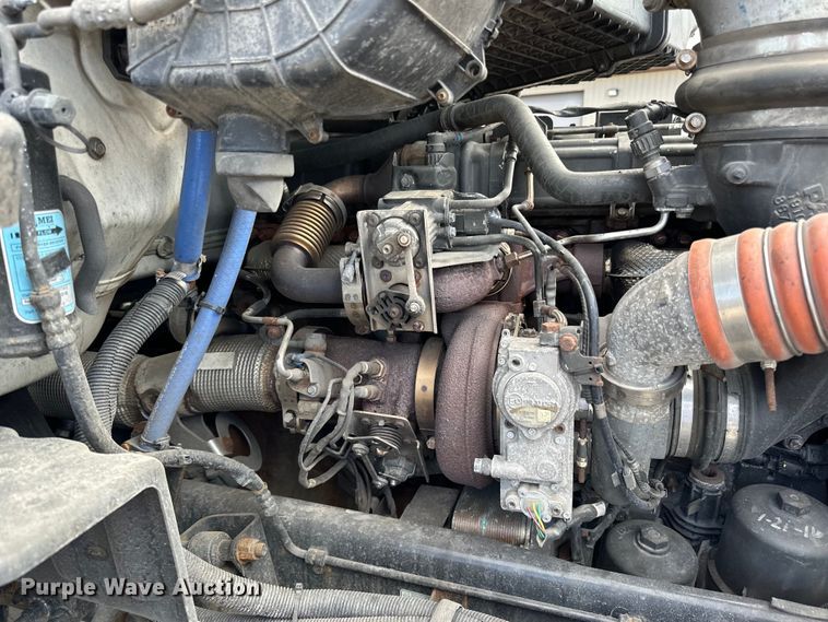 image for item LR9297 2016 Peterbilt  579 semi truck