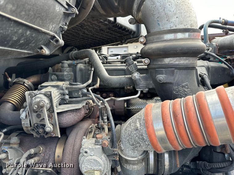 image for item LR9297 2016 Peterbilt  579 semi truck