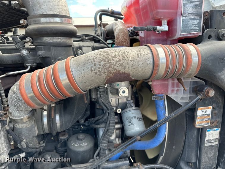 image for item LR9297 2016 Peterbilt  579 semi truck