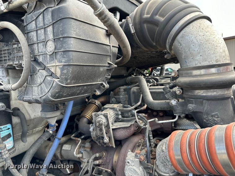 image for item LR9297 2016 Peterbilt  579 semi truck