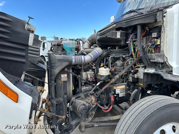 image for item LR9297 2016 Peterbilt  579 semi truck