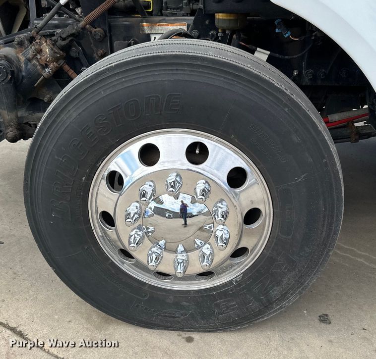 image for item LR9297 2016 Peterbilt  579 semi truck