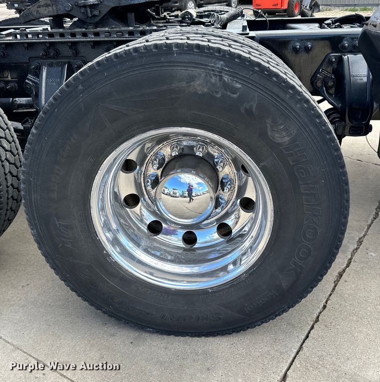 image for item LR9297 2016 Peterbilt  579 semi truck