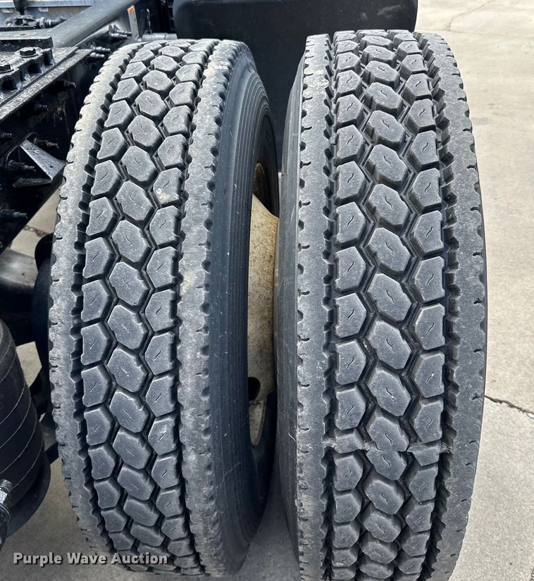 image for item LR9297 2016 Peterbilt  579 semi truck