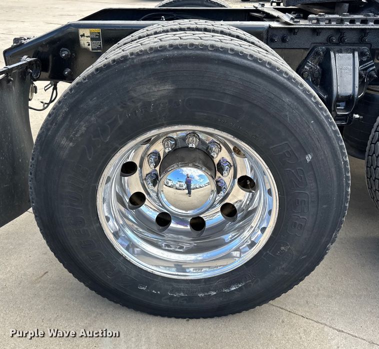 image for item LR9297 2016 Peterbilt  579 semi truck