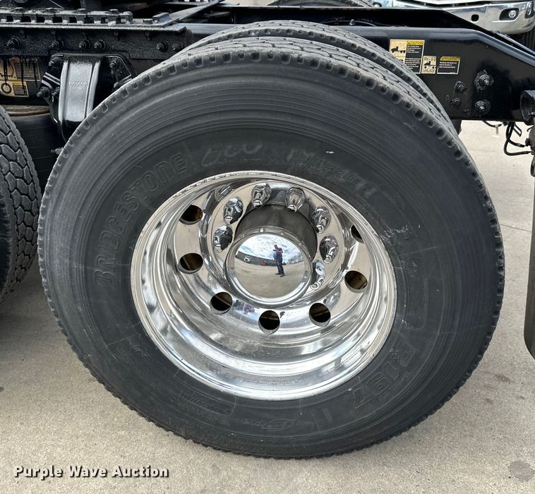 image for item LR9297 2016 Peterbilt  579 semi truck