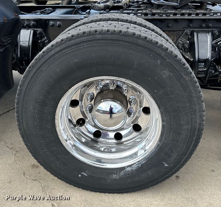 image for item LR9297 2016 Peterbilt  579 semi truck