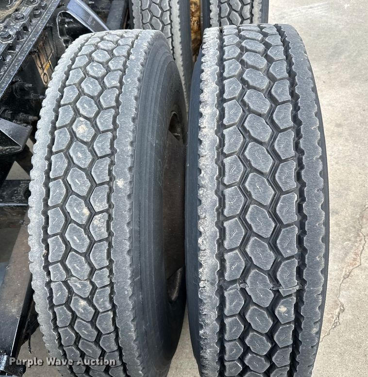 image for item LR9297 2016 Peterbilt  579 semi truck