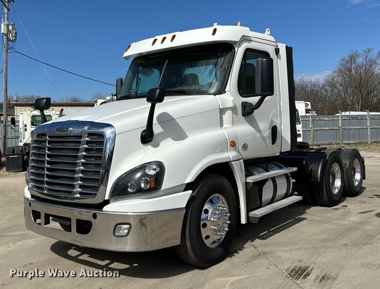 image for item LR9298 2016 Freightliner Cascadia 125 semi truck