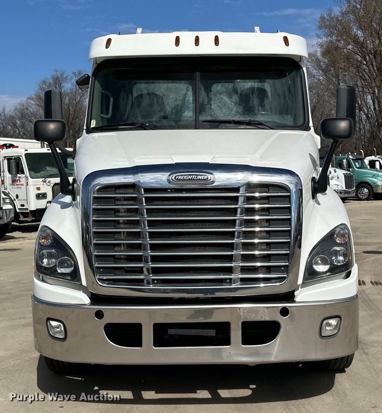 image for item LR9298 2016 Freightliner Cascadia 125 semi truck
