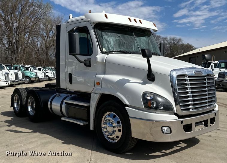 image for item LR9298 2016 Freightliner Cascadia 125 semi truck