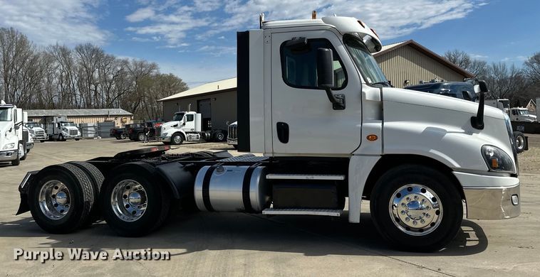 image for item LR9298 2016 Freightliner Cascadia 125 semi truck